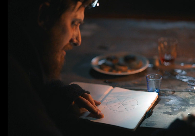 まず円を描き、曼荼羅をブルーノに見せるピエトロ。（映画より引用）