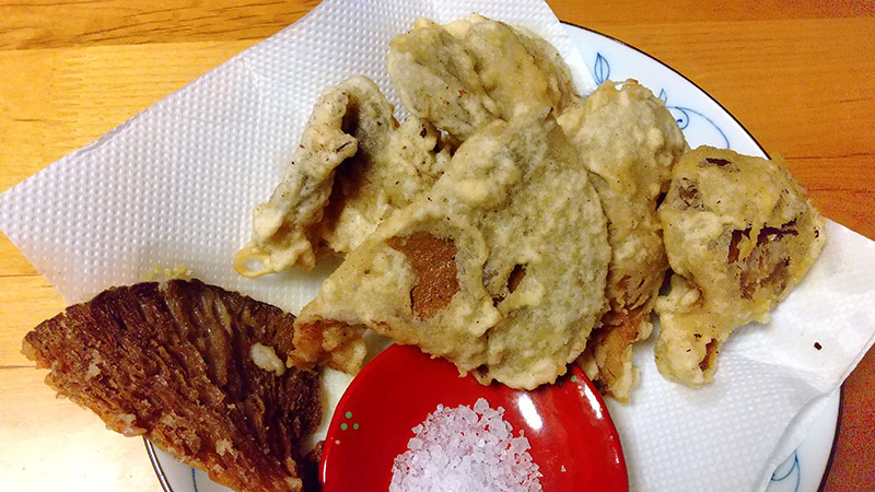 天ぷら。かつてマイタケの天ぷらは衣厚めがおいしいと悟ったのでヒラタケも衣厚めで揚げてみました。岩塩で食べました。とってもおいしいです。そーとーおいしいです。「司牡丹」があったのにすっかり忘れていました。ビールで突き進んでしまいました。ちなみに左端の茶色いイチョウの葉っぱみたいなのは衣をつけ忘れてそのまま揚鍋に投入してしまった素揚げです。油をしっかり切って食べればこれも美味。