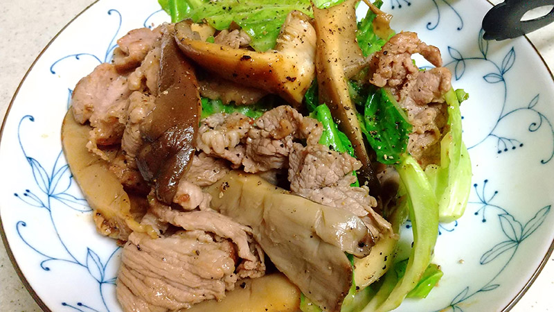 ヒラタケと豚こま、キャベツのオイスターソース炒め。刻んだニンニクとともに全部を炒めただけの料理。「おいち〜」。濃厚なオイスターソースの味に負けないヒラタケの旨味です。